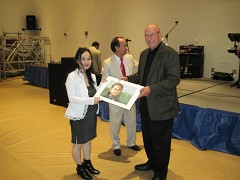 Bob Weller, president of the People to People Project, thanked Der Thao with a gift for sharing her incomparable voice for the benefit of the People to People Project.