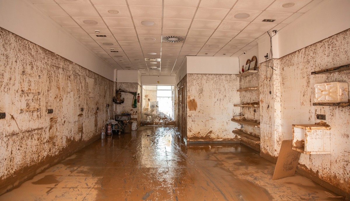 Cleaning a Flooded Building: What You Can Do to Minimize Damage Featured Thumbnail
