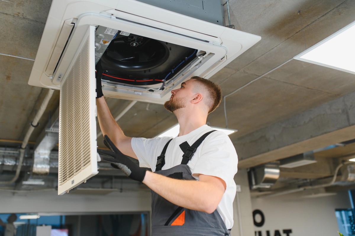 Office Ceiling Vents and How to Close Them Without Issues Featured Thumbnail